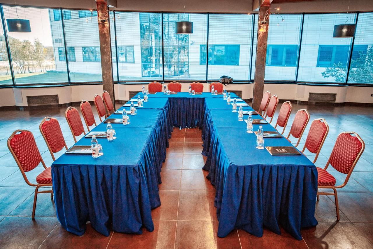Atyraū River Palace Hotel מראה חיצוני תמונה