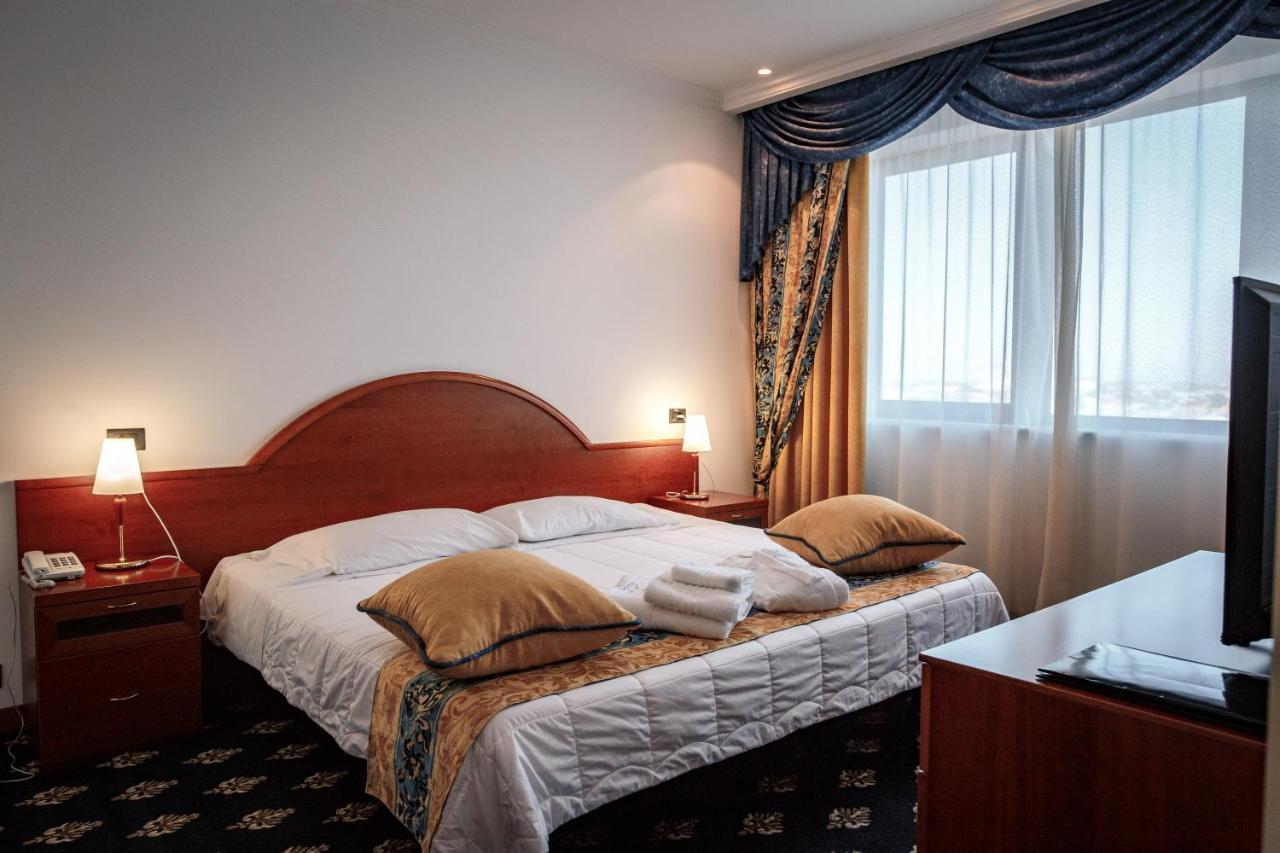 Atyraū River Palace Hotel מראה חיצוני תמונה