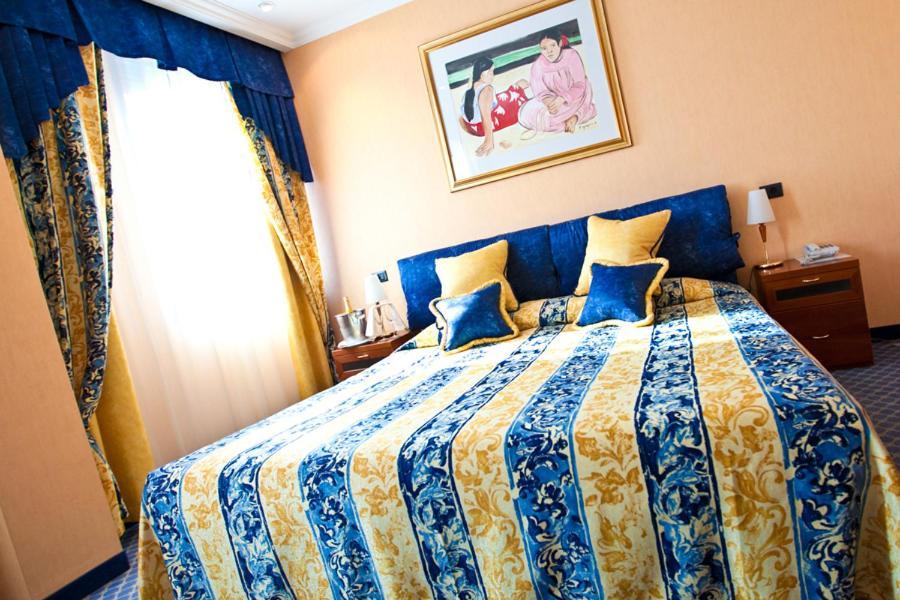 Atyraū River Palace Hotel חדר תמונה
