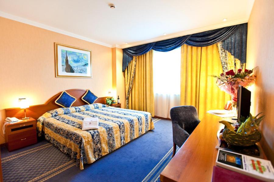 Atyraū River Palace Hotel חדר תמונה
